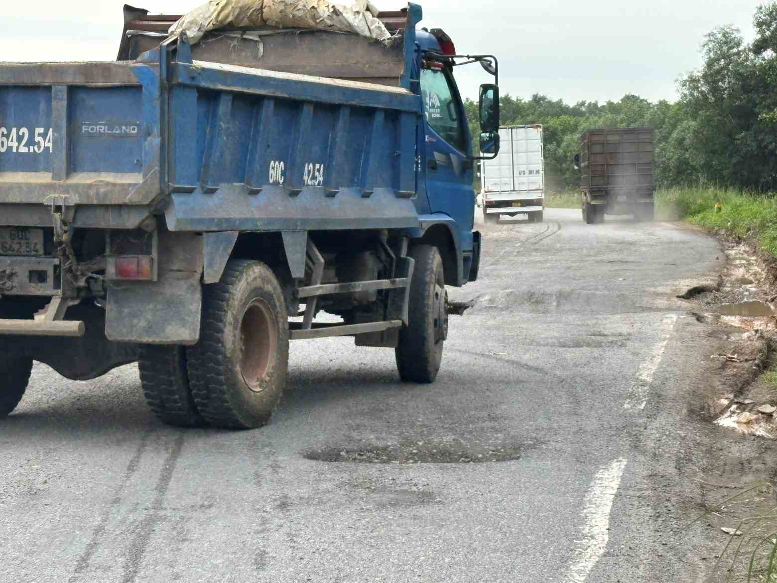 Người dân kỳ vọng tuyến đường sớm được sửa chửa đảm bảo việc lưu thông an toàn. Ảnh: Đình Trọng