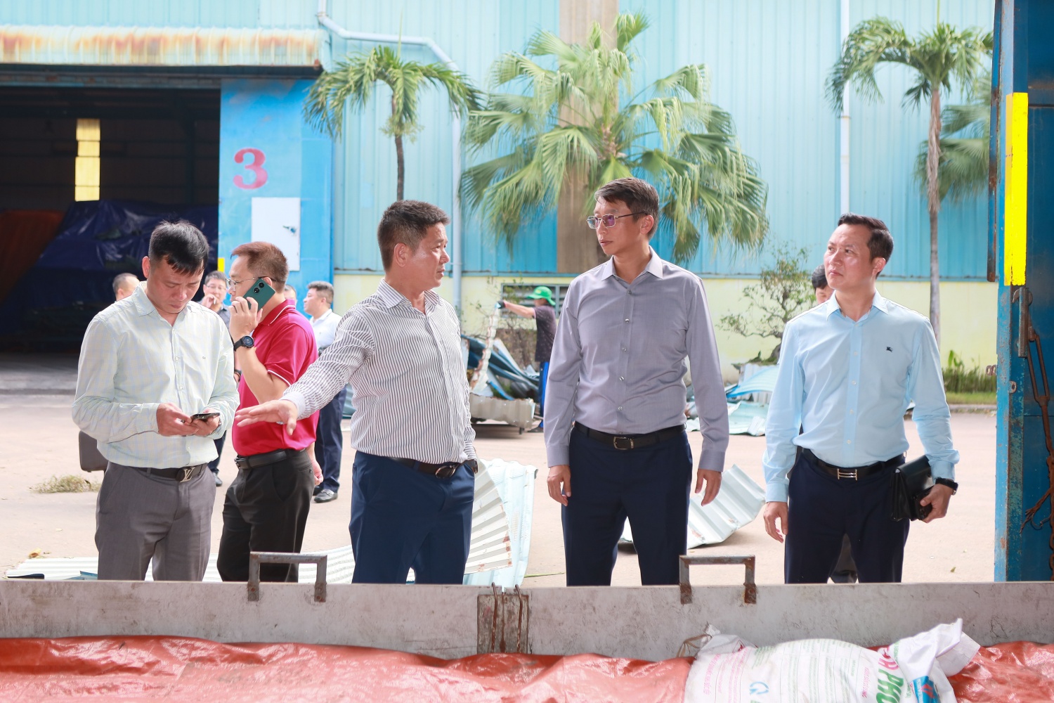 Đoàn công tác của Petrovietnam còn có đại diện lãnh đạo của các đơn vị thuộc Tập đoàn như BSR, PVCFC… Qua đó, bên cạnh những sự hợp tác phát triển trong chuỗi giá trị Petrovietnam còn thể hiện nghĩa tình, tinh thần đoàn kết giữa các đơn vị trong Tập đoàn. Đoàn công tác của Petrovietnam còn có đại diện lãnh đạo của các đơn vị thuộc Tập đoàn như BSR, PVCFC… Qua đó, bên cạnh những sự hợp tác phát triển trong chuỗi giá trị Petrovietnam còn thể hiện nghĩa tình, tinh thần đoàn kết giữa các đơn vị trong Tập đoàn.