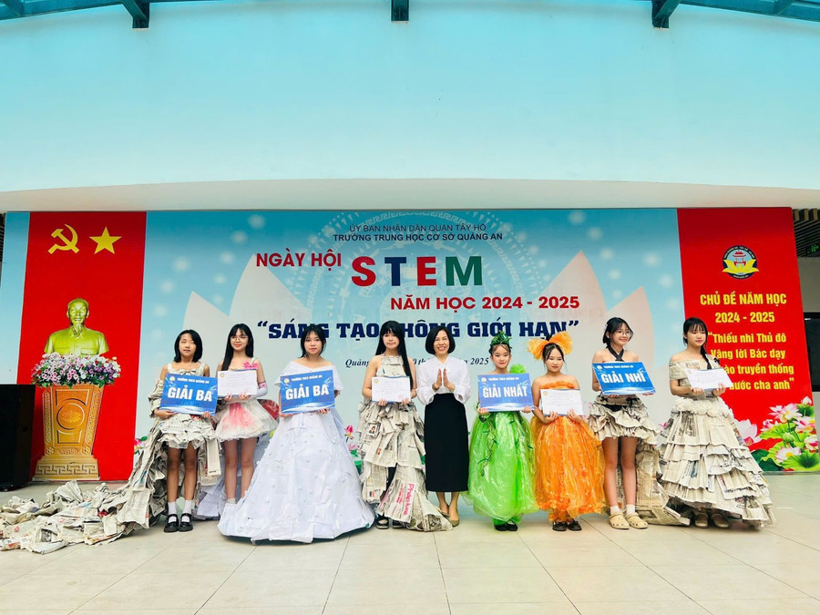 Học sinh nhà trường tham gia Ngày hội STEM “Sáng tạo không giới hạn”. z6491822749639-b8814174f3d6b9fa505419e3a9b93a13.jpg