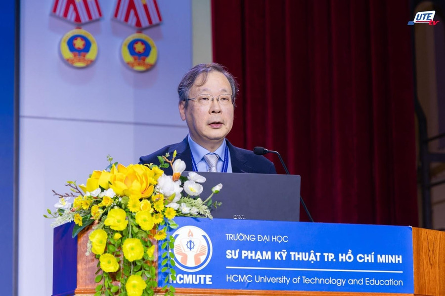 GS.TS Kyoung Kwan Ahn, Đại học Ulsan (Hàn Quốc) phát biểu tại hội thảo. Ảnh: HCMUTE. hoi-thao-spkt-3.jpg