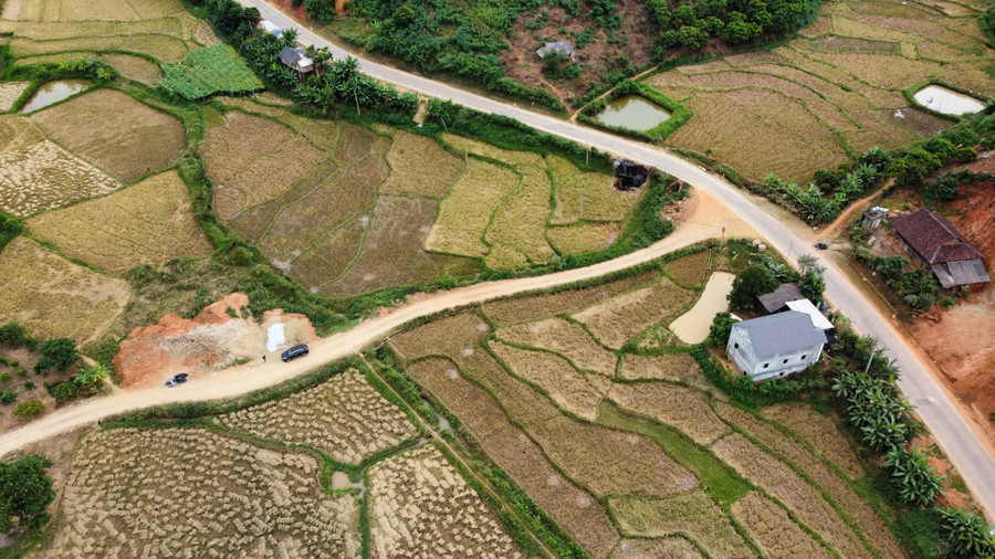 Đường giao thông nông thôn được xã đầu tư xây dựng tạo thuận lợi giao thương hàng hoá. z7218761814659-b2af0815ce3b84b47ca5b8c66a08dfa2.jpg