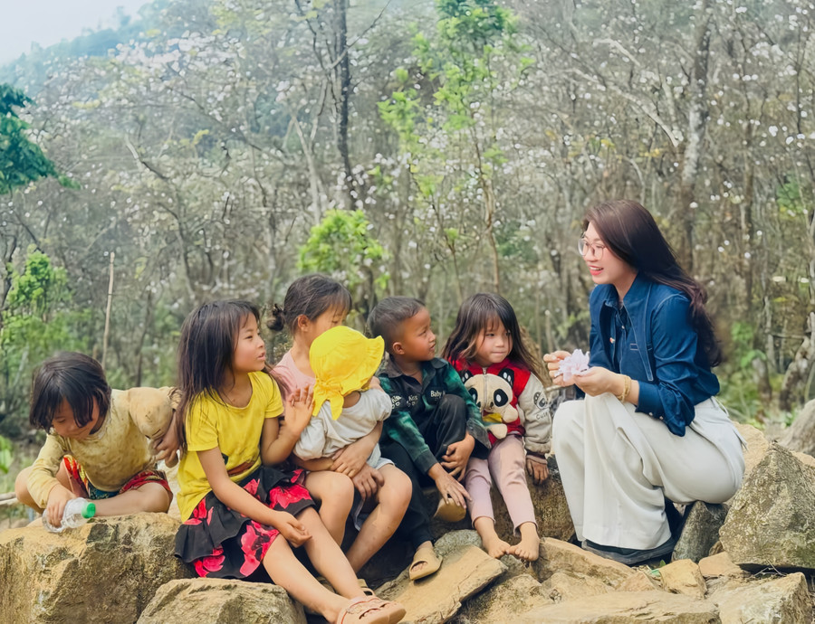 Nhà báo Đặng Trần Mỹ Hạnh - Ban Chuyên đề Khoa giáo – Đài truyền hình Việt Nam, cùng các em nhỏ vùng cao.