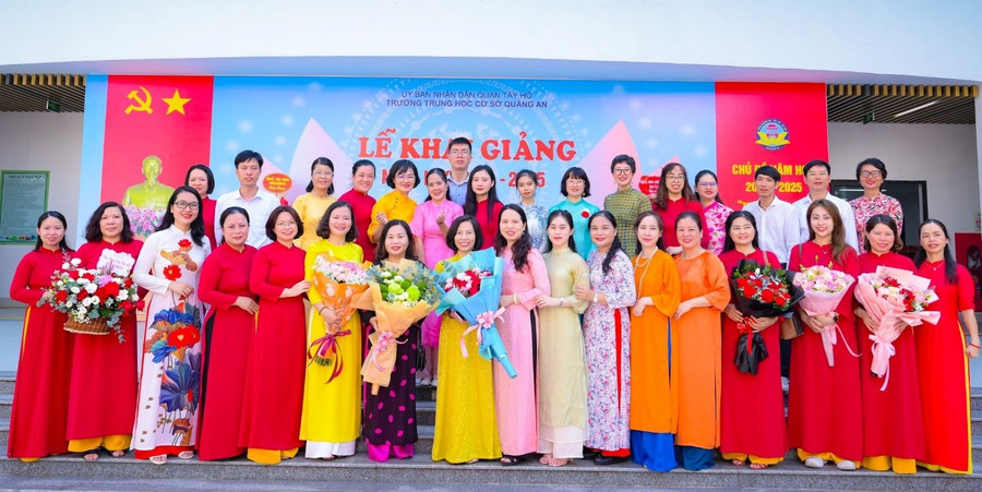 Tập thể cán bộ, giáo viên, nhân viên nhà trường trong lễ khai giảng năm học 2024 - 2025. image003-8080.jpg