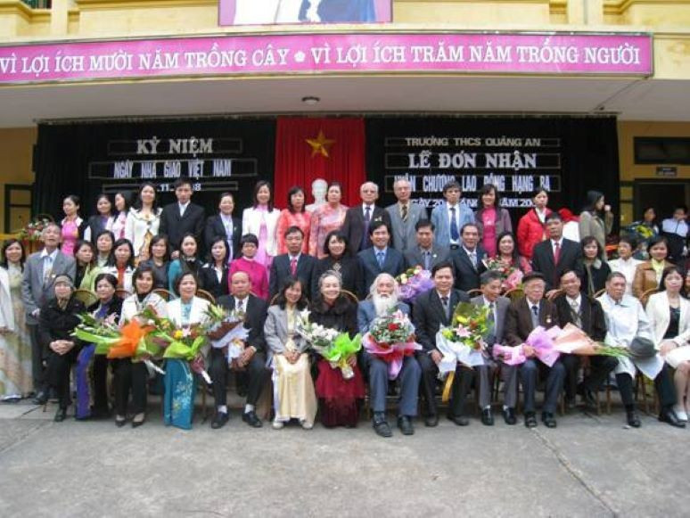 Tập thể cán bộ, giáo viên, nhân viên nhà trường trong Lễ đón nhận Huân chương Lao động hạng Ba năm 2008. cac-the-he-gv-nha-truong-trong-le-don-huan-chuong-lao-dong-hang-ba.jpg