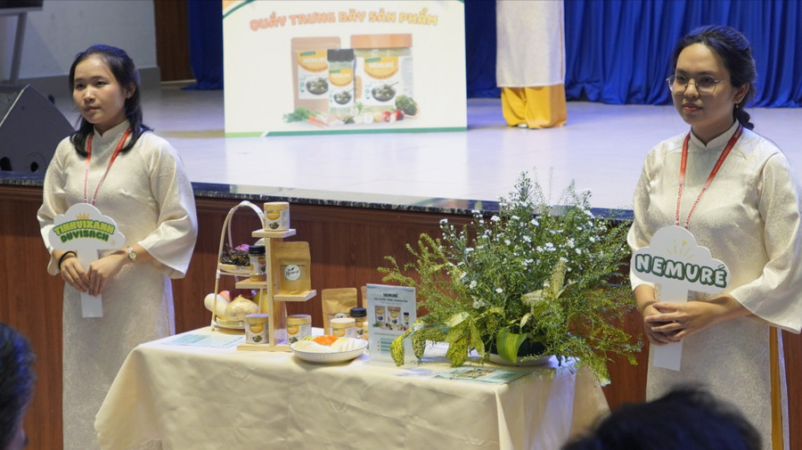 Đội NEMURE với dự án "Hạt nêm carbon âm". Ảnh: SGU. dsc5276.jpg