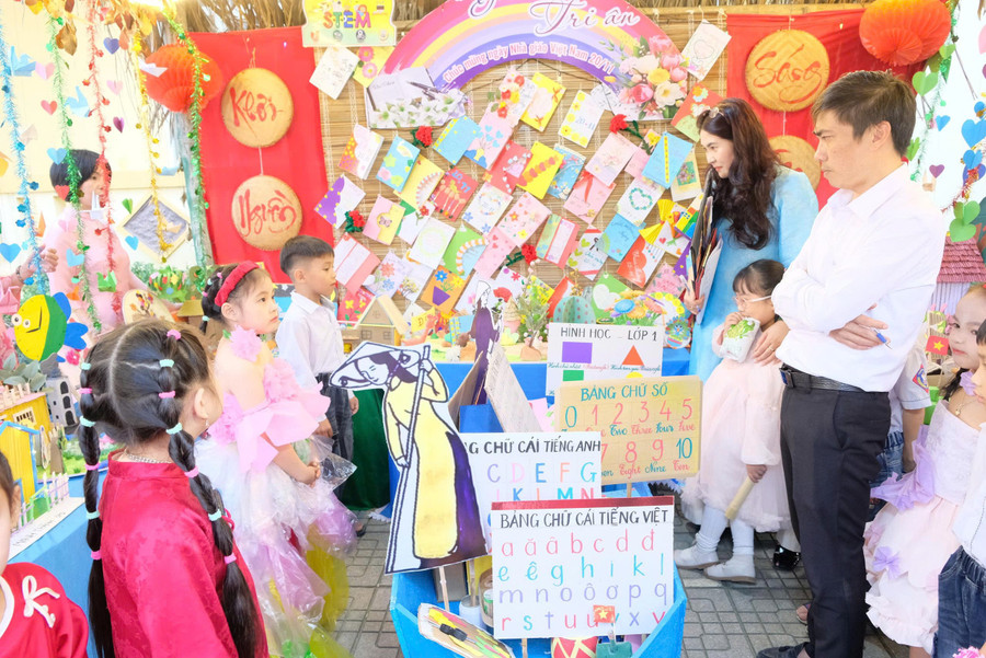 Ban giám khảo sẽ chấm điểm các sản phẩm STEM do học sinh và phụ huynh tự tay làm. z7226249339108-6ae4b421d436fd3f9cff380131820161.jpg