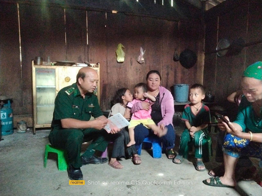 "Thầy giáo quân hàm xanh" Cụ Bá Pó tới vận động người dân đi học xóa mù chữ. po-3.jpg