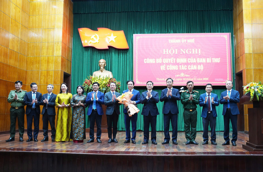 Ban Thường vụ Thành ủy Huế tặng hoa chúc mừng ông Nguyễn Khắc Toàn. z7229034926567-81ad3bd1f7117230de65a5c2fad12db4.jpg