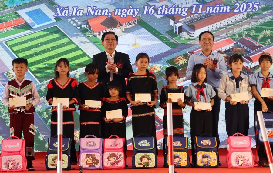 Phó Thủ tướng tặng quà và học bổng cho học sinh khó khăn. z7229272647150-1c20e9bb43c851fc5e21a17808123099.jpg