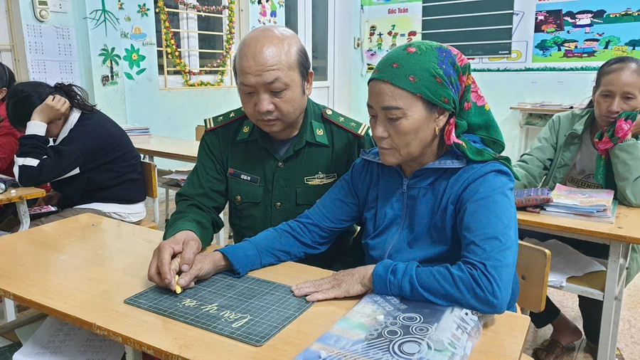 Trung tá Cự Bá Pó trong lớp học xóa mù chữ cho người dân bản Piêng Vai, xã Mỹ Lý, Nghệ An. Ảnh: NVCC.