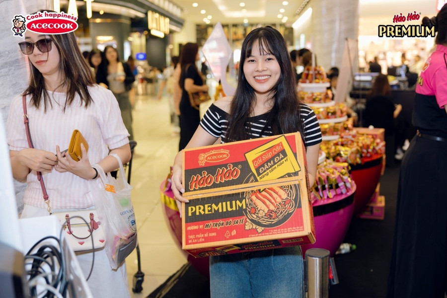 Người tiêu dùng trải nghiệm mì Hảo Hảo Premium tại buổi ra mắt. h3.jpg