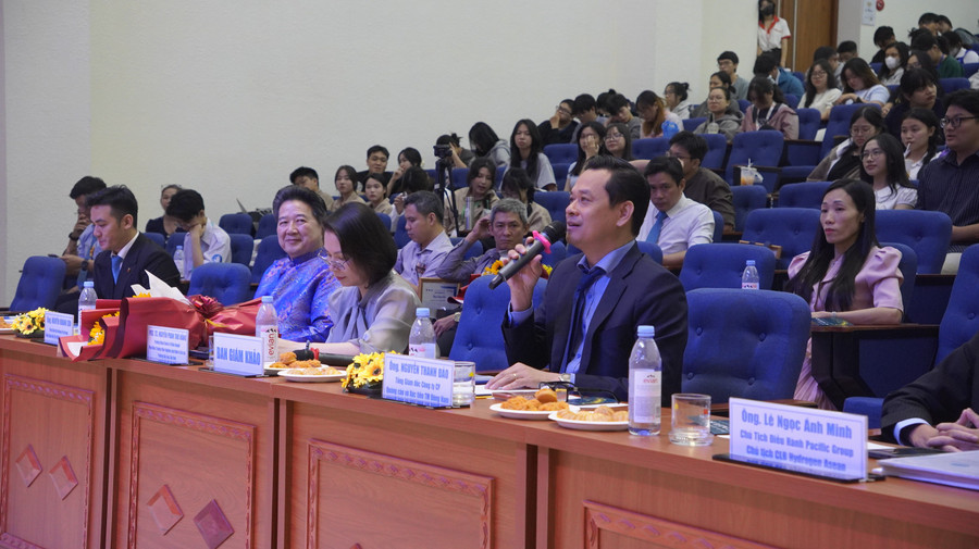 Ban giám khảo cuộc thi. Ảnh: SGU. dsc5072.jpg