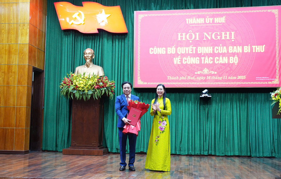 Bà Bùi Thị Quỳnh Vân, Phó Trưởng Ban Tổ chức Trung ương (phải), trao Quyết định điều động ông Nguyễn Khắc Toàn (trái) giữ chức Phó Bí thư Thành ủy Huế nhiệm kỳ 2025-2030. z7229034926535-b75501dc2a23e06dfafb594c49f75f47.jpg