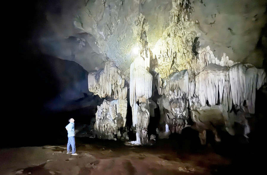Khu bảo tồn thiên nhiên Pù Hu có Hang Dùn (xã Phú Lệ), bên trong được cấu tạo nhiều khối nhũ thạch rất hút mắt khách du lịch. hang-dun-5.jpg