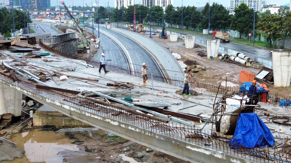 Công nhân thi công tại trụ cầu N3 – N4 trên hướng Mai Chí Thọ – Đồng Văn Cống, từng bước hoàn thiện kết cấu. Ảnh: Anh Tú