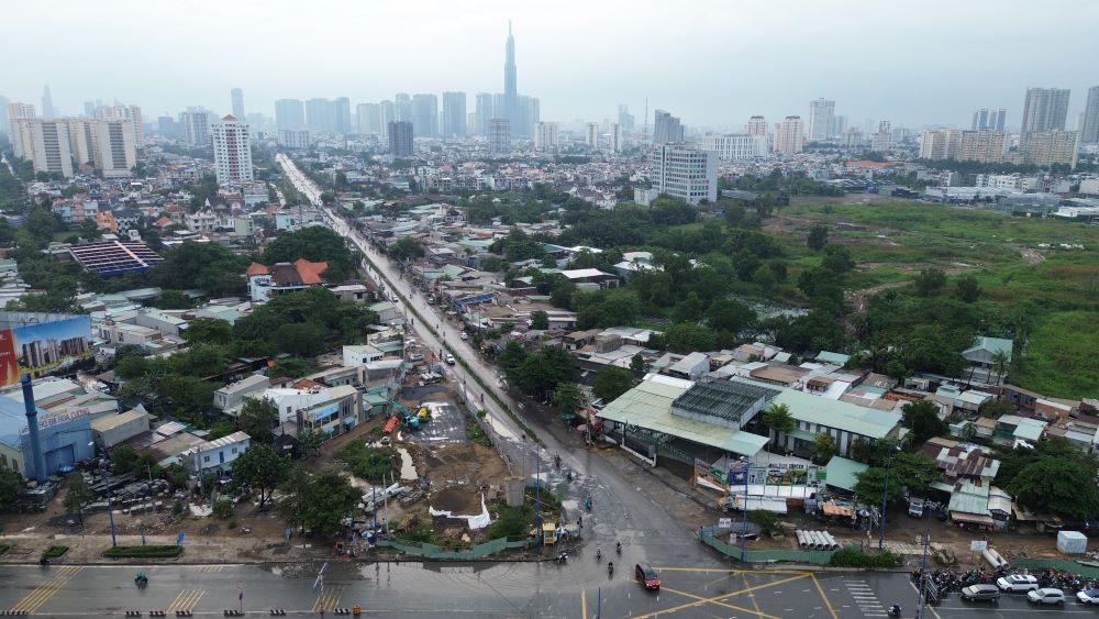 Các trụ cầu đã dựng xong trên đường Lương Định Của, song toàn tuyến vẫn phải chờ bàn giao mặt bằng để thi công mố và kết cấu nhịp.