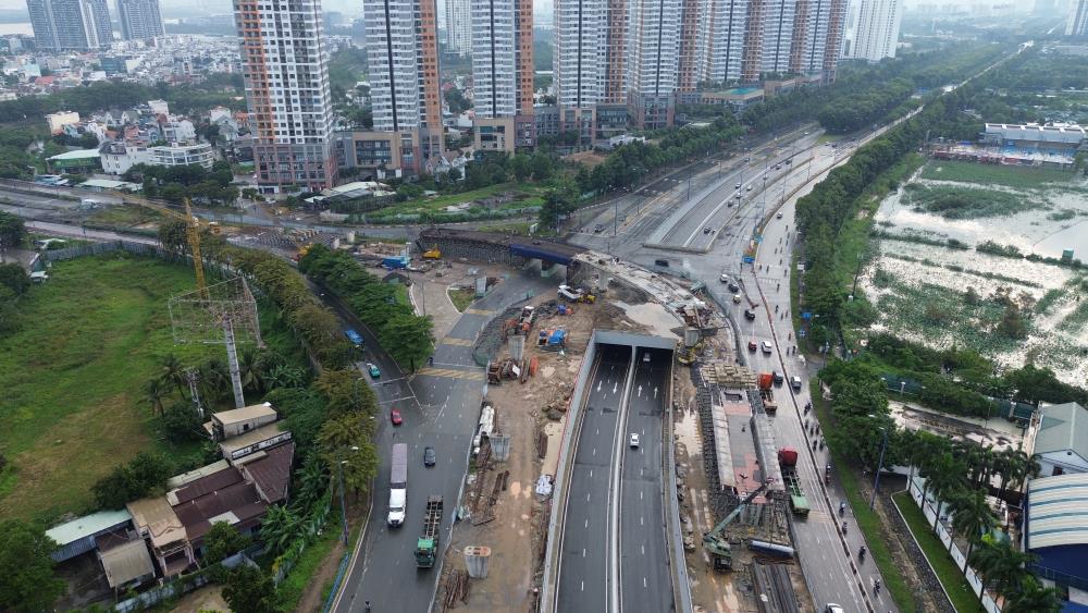 Các trụ cầu N3 – N4 trên hướng Mai Chí Thọ – Đồng Văn Cống đang được dựng từng nhịp, hình thành rõ tuyến kết nối mới.