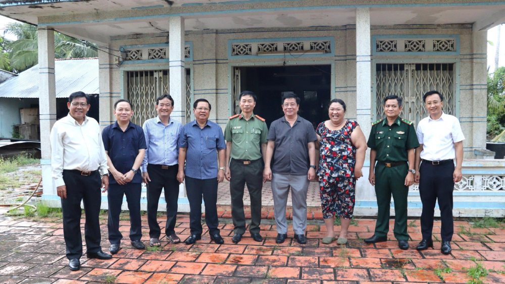 Đoàn công tác của UBND tỉnh An Giang đi kiểm tra thực tế, thăm hỏi tình hình của bà con ngư dân, chủ tàu ở địa bàn phường Rạch Giá. Ảnh: Ngọc Mai