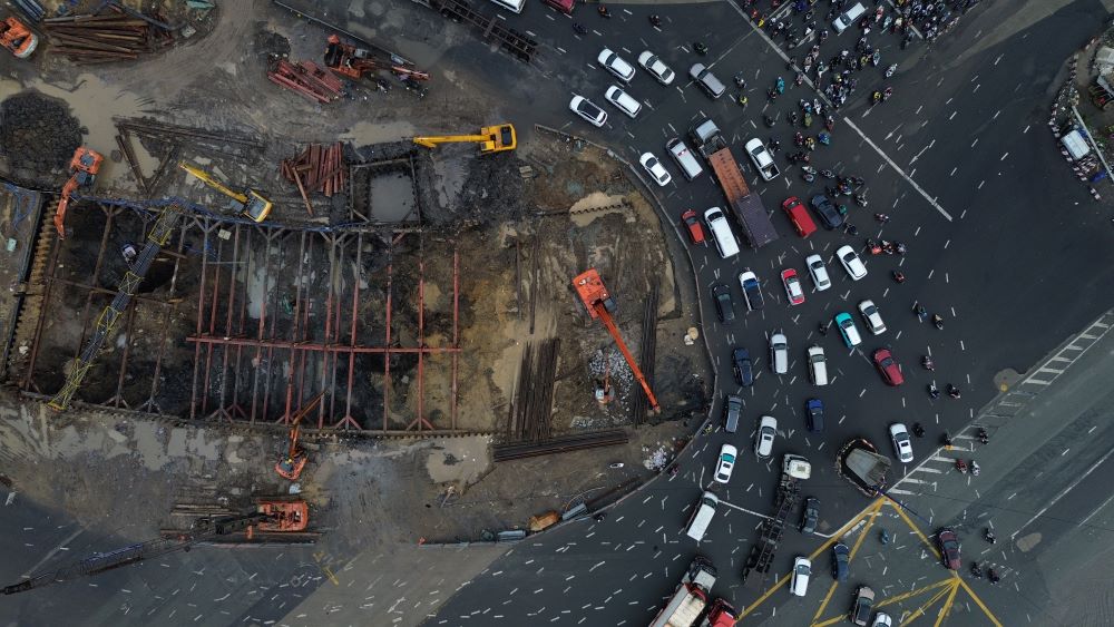 Dòng xe di chuyển qua khu vực thi công tại nút giao An Phú, mặt đường được thu hẹp để đảm bảo mặt bằng. Ảnh: Anh Tú