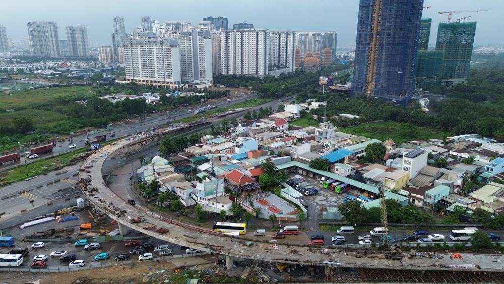 Nhánh cầu N2 (gói XL11) đã nối từ đường dẫn cao tốc TP.HCM – Long Thành ra trục Mai Chí Thọ. Ảnh: Anh Tú