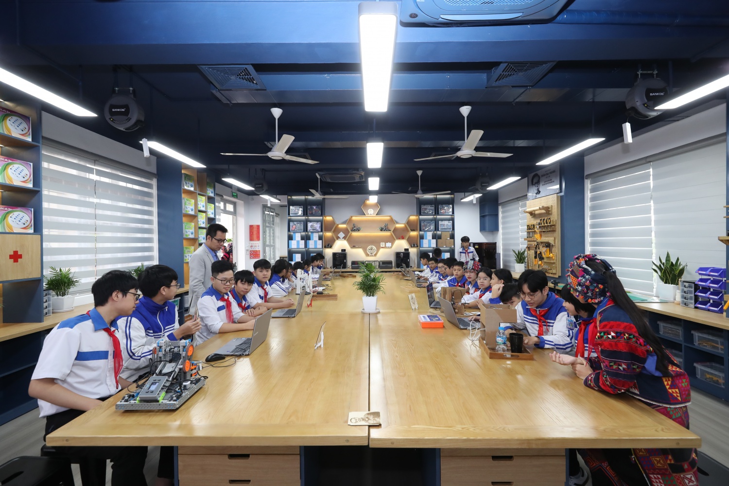 Petrovietnam khánh thành phòng thực hành giáo dục STEM tại Trường THCS Lê Quý Đôn tỉnh Tuyên Quang Petrovietnam khánh thành phòng thực hành giáo dục STEM tại Trường THCS Lê Quý Đôn tỉnh Tuyên Quang