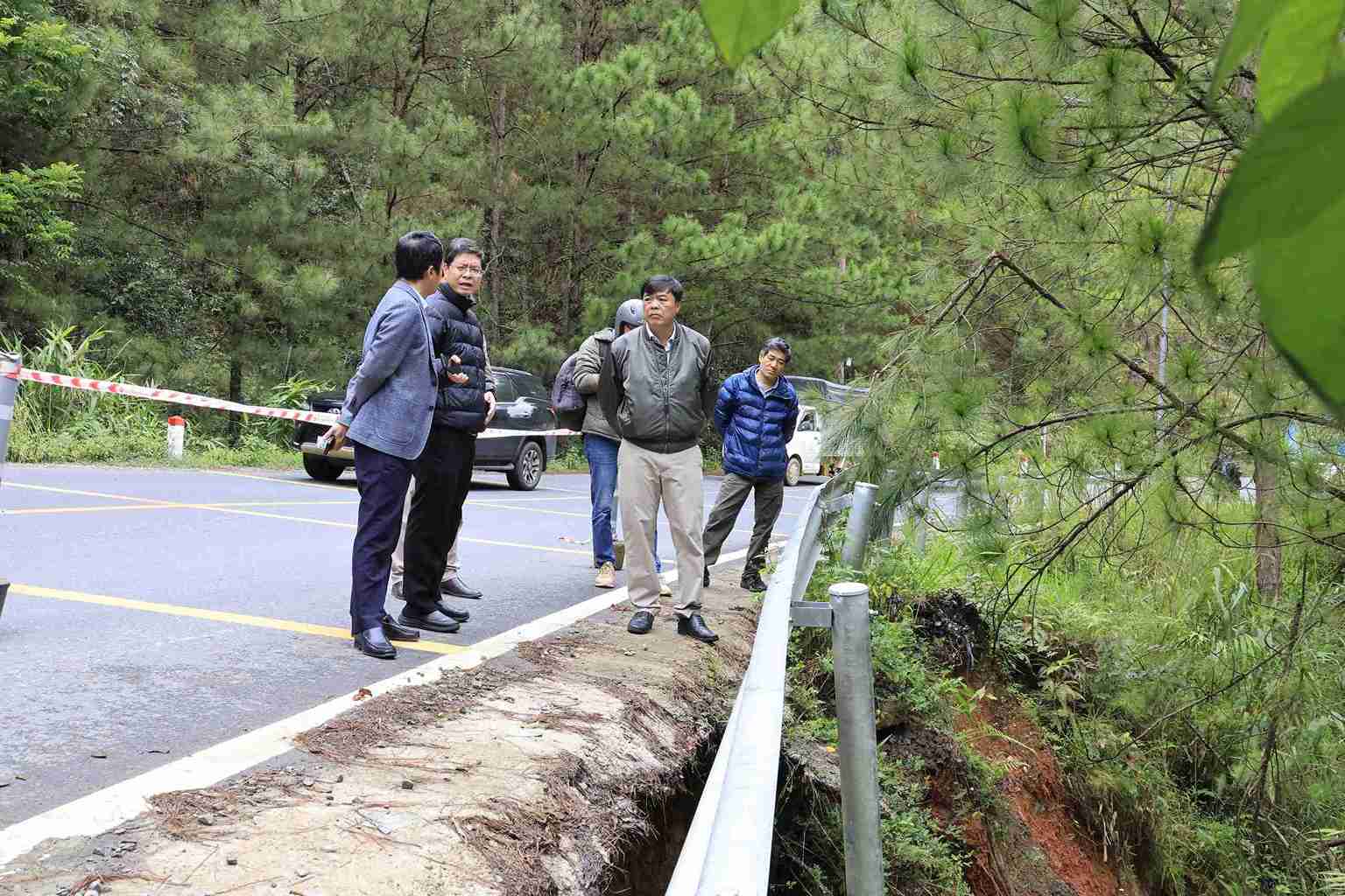 Cơ quan chức năng kiểm tra điểm sạt lở trên đèo Mimosa. Ảnh: Phúc Khánh