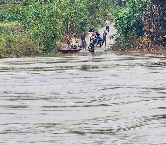Người dân đối diện nguy hiểm tính mạng khi nước lũ lên. Ảnh: Mai Vũ