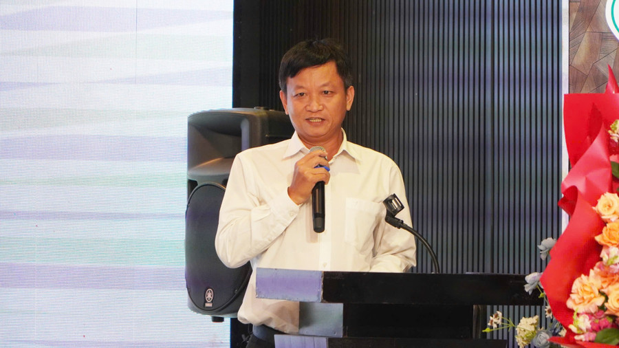 Ông Nguyễn Thanh Tùng, Hiệu trưởng Trường THPT Nguyễn Trung Trực 1 chia sẻ tại buổi lễ. 20-11-bidv-kg.jpg