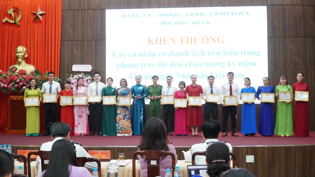 Lãnh đạo phường trao quà tri ân các nhà giáo hưu trí và UBND phường Dĩ An khen thưởng 64 cá nhân tiêu biểu trong phong trào thi đua chào mừng 43 năm Ngày Nhà giáo Việt Nam.