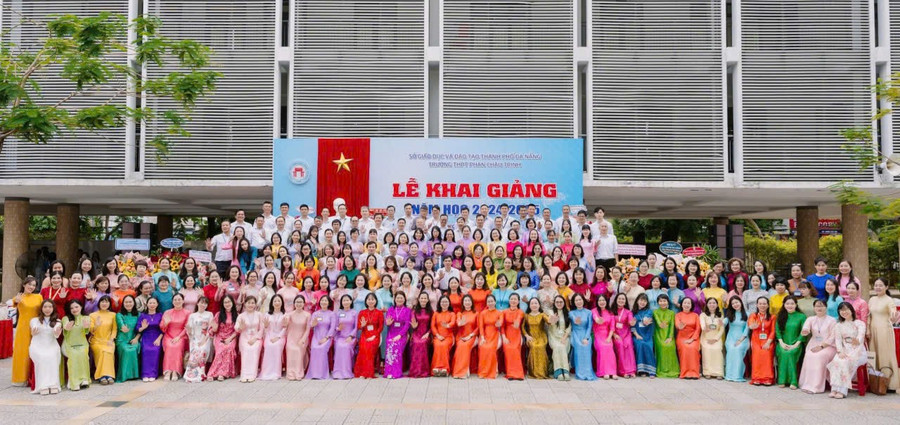 Tập thể cán bộ, giáo viên, nhân viên Trường THPT Phan Châu Trinh (phường Hải Châu, TP Đà Nẵng).