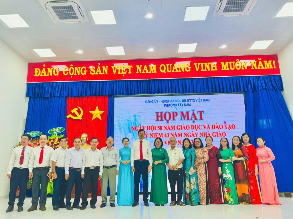 Lãnh đạo phường Tây Nam chụp ảnh lưu niệm cùng các thầy cô giáo