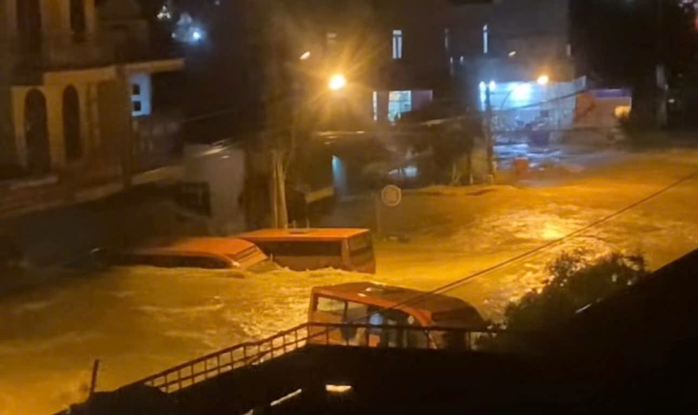 Một khu vực ở xã D'ran ngập sâu trong đêm. Ảnh: Phạm Duy