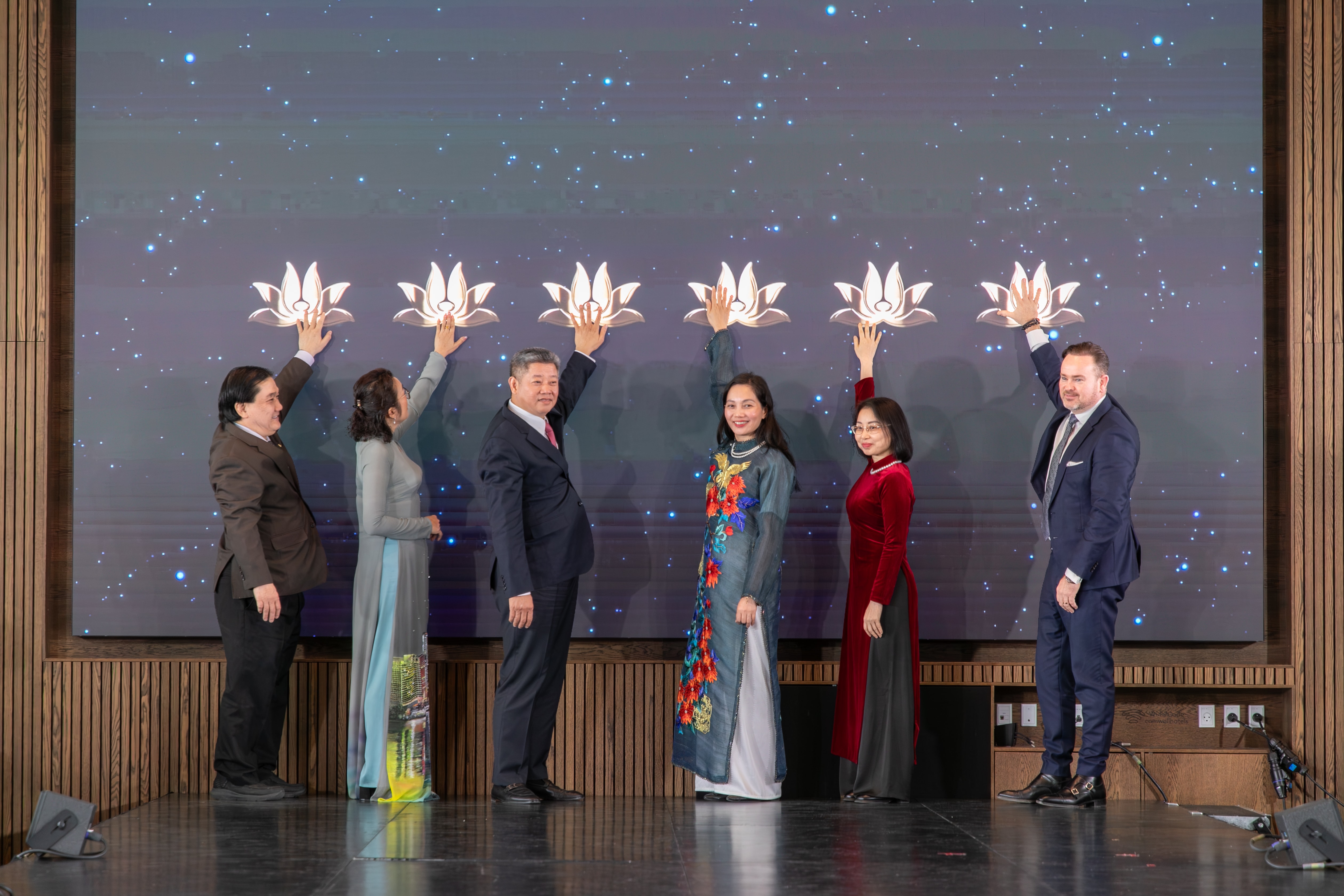 1. Các đại biểu thực hiện nghi thức công bố đường bay thẳng Hồ Chí Minh - Copenhagen của Vietnam Airlines từ ngày 15_12_2025