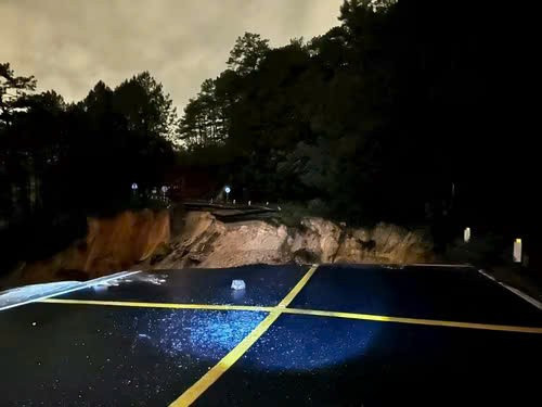 Sụt lún trên đèo Mimosa tạo thành hố sâu và rộng, chia tách toàn bộ mặt đường đèo. z7242611630099-006ee8cdcaa9f7594e5dedbe4e1658aa.jpg