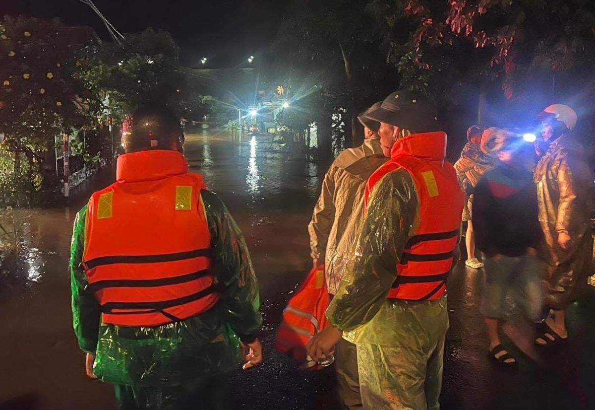 Lực lượng cứu hộ di dời người dân trong đêm. Ảnh: Phạm Duy