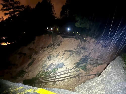 Hố sâu hơn 30m với cây cối bị cuốn trôi và dòng nước vẫn chảy bên dưới. z7242611633263-1b7f8203a8e4990e590243d43c345f4d.jpg