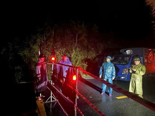 Lực lượng chức năng tỉnh Lâm Đồng có mặt ở hiện trường đặt biển cảnh báo, triển khai phương án cứu nạn cứu hộ. z7242611634254-c59cd972c7e36d387c8cb2bc95feeae0.jpg