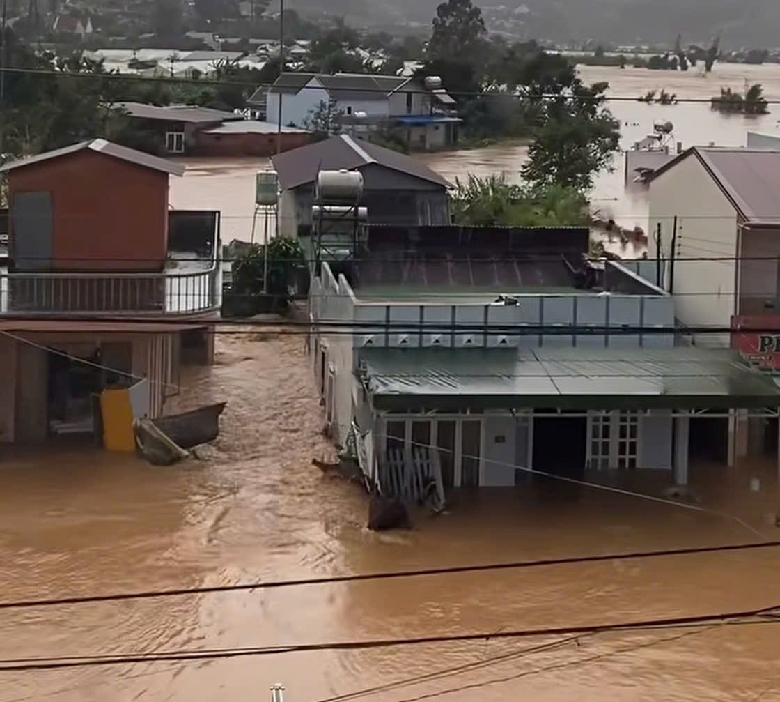 Sáng 20.11, nhiều khu vực ở xã D'ran vẫn còn ngập sâu. Ảnh: Phạm Duy