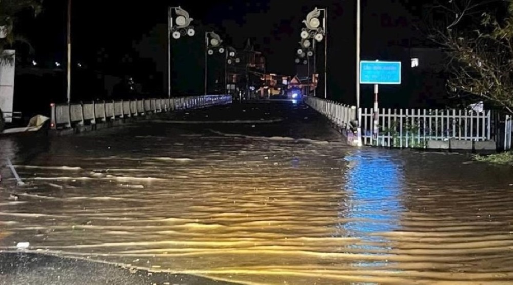 Cầu D'ran qua Quốc lộ 27 ngập sâu. Ảnh: Người dân cung cấp