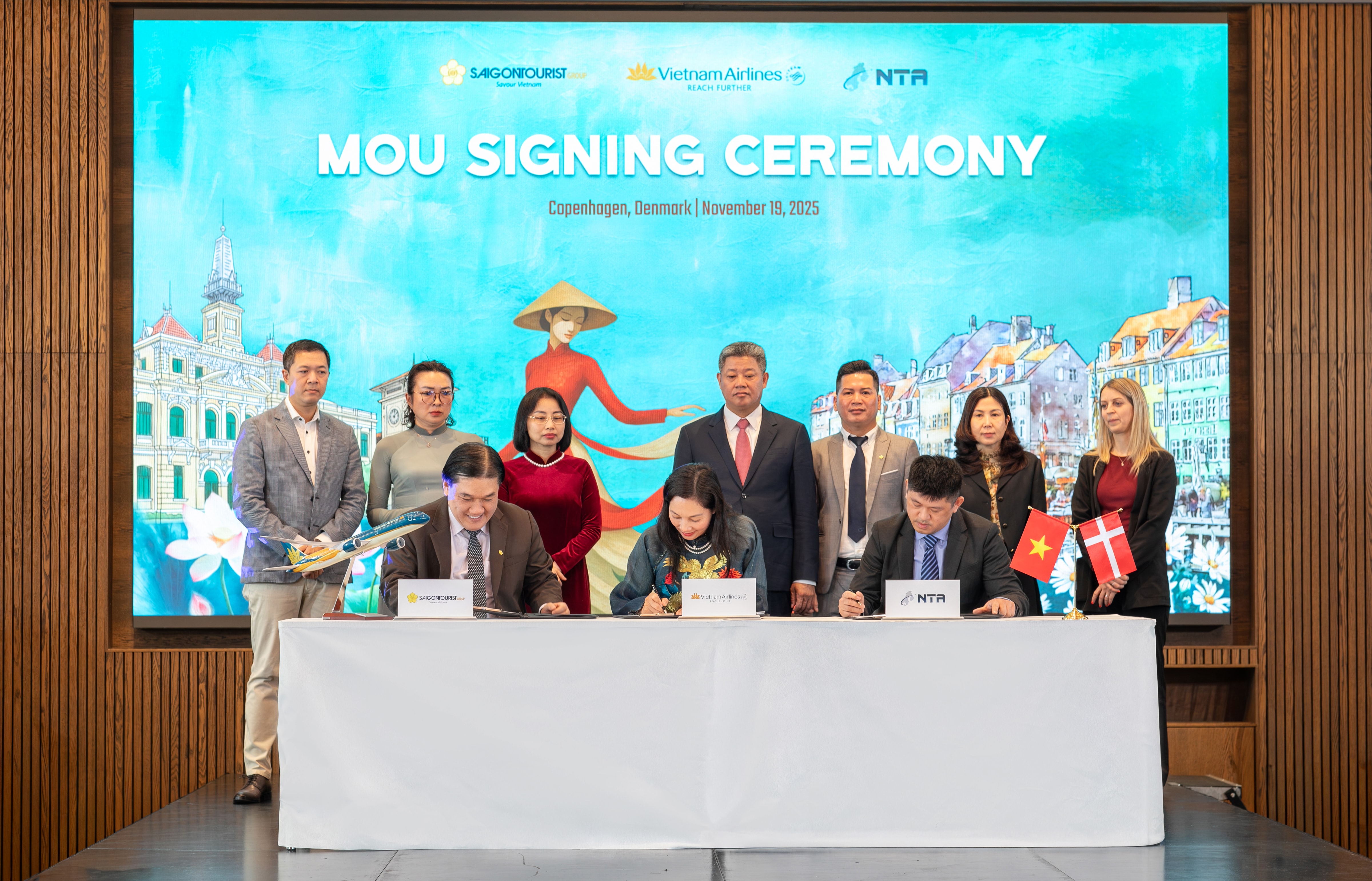 6. Vietnam Airlines, Saigontourist và Nordic Travel thiết lập biên bản hợp tác ba bên nhằm mở rộng hệ thống tour trọn gói và nâng cao trải nghiệm khách hàng