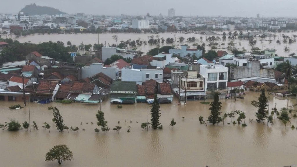 Lũ trên sông Ba đang xuống, vùng hạ du thiệt hại nặng nề Lũ trên sông Ba đang xuống, vùng hạ du thiệt hại nặng nề