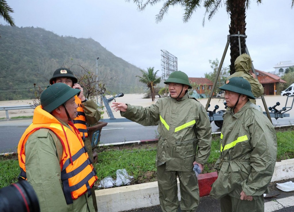 Lũ trên sông Ba đang xuống, vùng hạ du thiệt hại nặng nề Lũ trên sông Ba đang xuống, vùng hạ du thiệt hại nặng nề