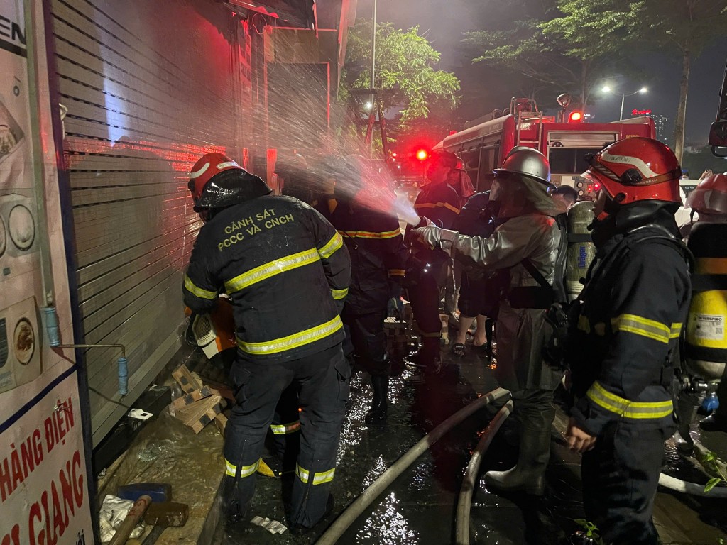 Cảnh sát PCCC và CNCH phá cửa cuốn tại tầng 1 để chữa cháy, cứu nạn