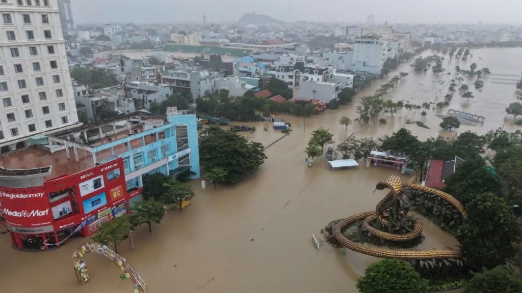 Lũ trên sông Ba đang xuống, vùng hạ du thiệt hại nặng nề Lũ trên sông Ba đang xuống, vùng hạ du thiệt hại nặng nề