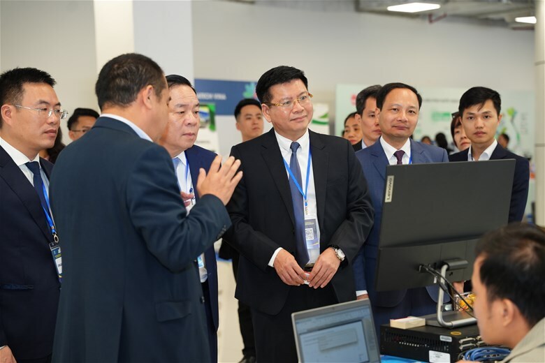 PGS.TS Đinh Văn Châu cùng Ban lãnh đạo nhà trường tham quan gian hàng tại Hội thảo Khoa học quốc tế về môi trường và kỹ thuật điện - châu Á 2025 do EPU phối hợp đăng cai tổ chức. Ảnh: EPU