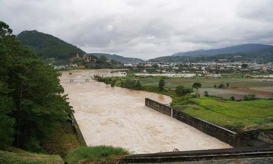 Hồ Đơn Dương xả điều tiết qua tràn đảm bảo an toàn công trình đầu mối và giảm nhẹ thiên tai cho hạ du tỉnh Lâm Đồng Hồ Đơn Dương xả điều tiết qua tràn đảm bảo an toàn công trình đầu mối và giảm nhẹ thiên tai cho hạ du tỉnh Lâm Đồng