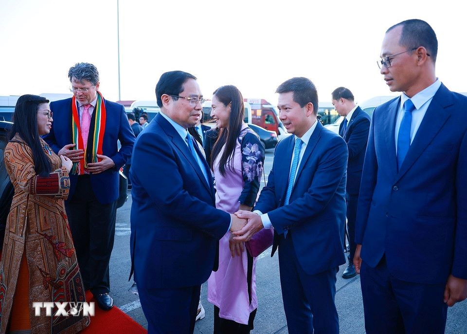 Đại diện nước chủ nhà Nam Phi, cùng với cán bộ, nhân viên Đại sứ quán Việt Nam ra sân bay tiễn Thủ tướng Chính phủ Phạm Minh Chính và Phu nhân Lê Thị Bích Trân, cùng Đoàn đại biểu Việt Nam rời Nam Phi, trở về Hà Nội. Ảnh: TTXVN