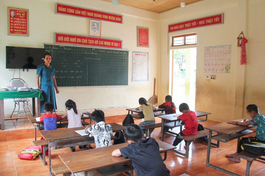 Cô giáo Kha Thị Minh dạy học trò luyện chữ. 1763807390838.jpg