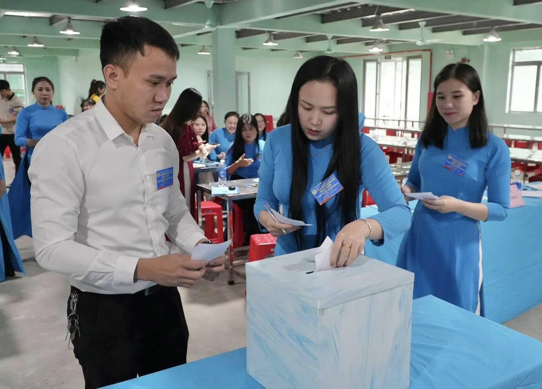 Các đại biểu bỏ phiếu bầu ra BCH nhiệm kỳ mới. Ảnh: Công đoàn Quảng Trị