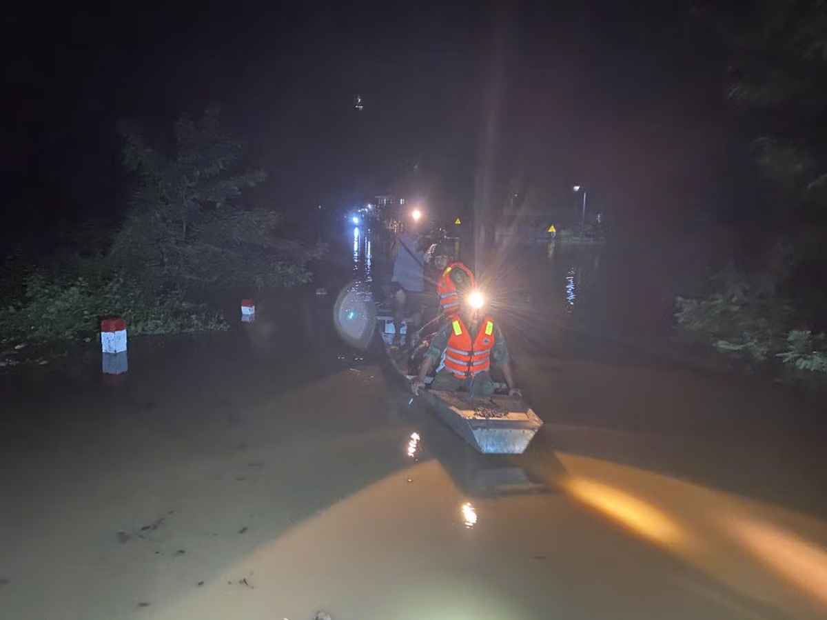 Lực lượng chức năng tổ chức cứu hộ cứu nạn. Ảnh: Bộ đội Biên phòng Đắk Lắk